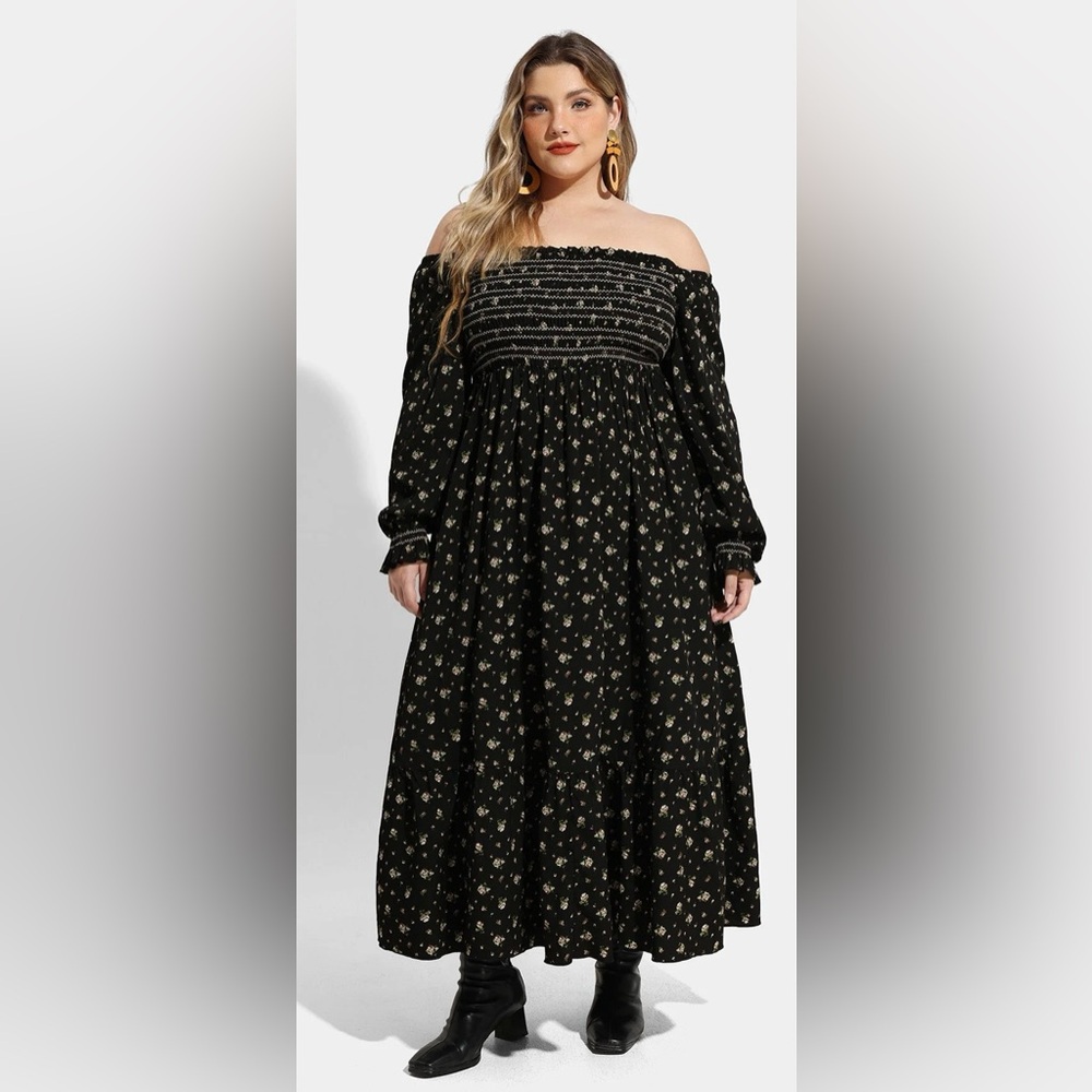 Square Neck Black Maxi Dress w/ Pockets
SIZE 2X   **NWT**